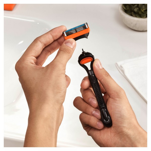 Бритвенный станок Gillette Fusion5 с 2 сменными кассетами